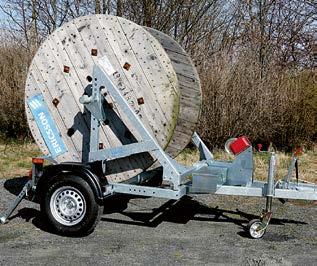 Hydraulinen koneikko koostuu bensiinimoottorista, pumpusta ja venttiilinohjaimesta. Kela-akselin mekaaninen lukitus nostetussa asennossa.