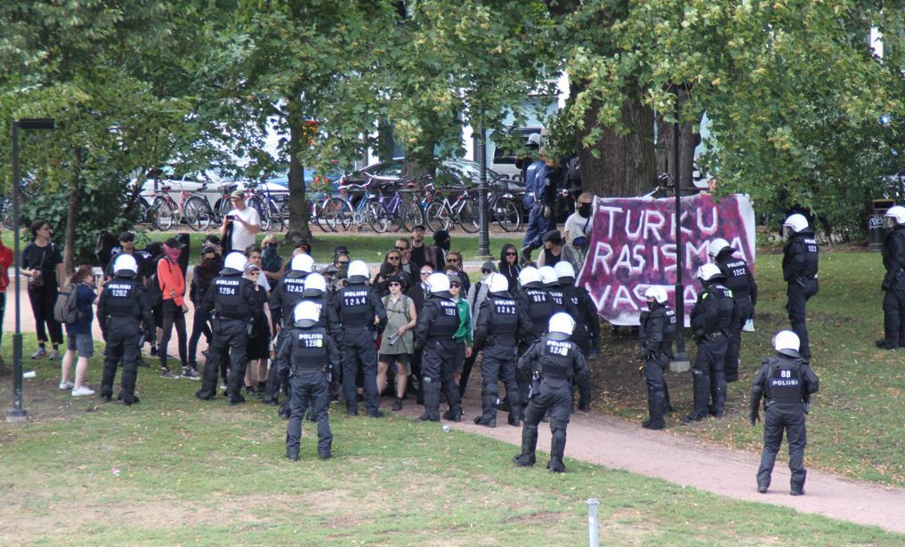 Mellakkapoliisit pitivät