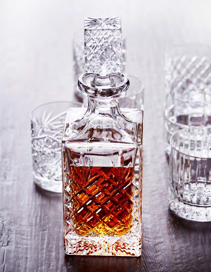 JFK CUT CRYSTAL DECANTERS Klassiset dekantterit suupuhallettua kristallia ja joissa todella tyylikäs hionta joka heijastaa valon kauniisti.