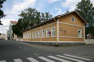Kauppakadun ja Puistokadun kulmatontilla.