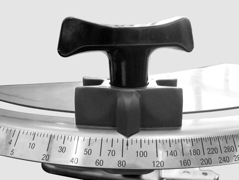Huolto ja kunnossapito 10 AXIS-M 50.2 D:n asetus: Annostusluisti on työvaiheen 2 kohdassa (painettu kevyesti pulttia vastaan). 3. Irrota alemman asteikkokaaren asteikon kiinnitysruuvit. Kuva 10.