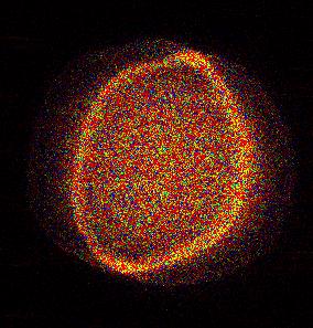 30 tetty. Eri värit kuvaavat eri fluoresenssin elinaikojen arvoja ja eri tummuusasteet fluoresenssin intensiteetin suuruutta kuvissa 6.4. (a ja b).
