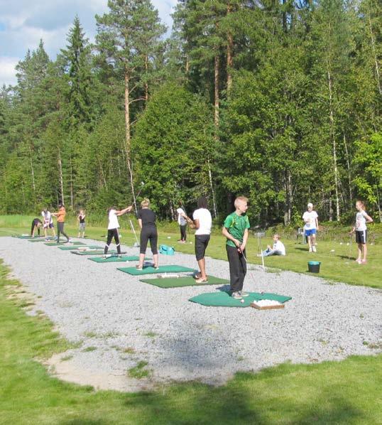 Golf Kuka tahansa voi mennä harjoittelemaan golflyöntejä kentän harjoitusalueelle eli rangelle.
