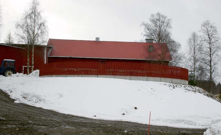 Avonainen lietesäiliö on aidattava ihmisten ja eläinten säiliöön putoamisen estämiseksi. Aidan korkeuden tulee olla vähintään 1,5 metriä.