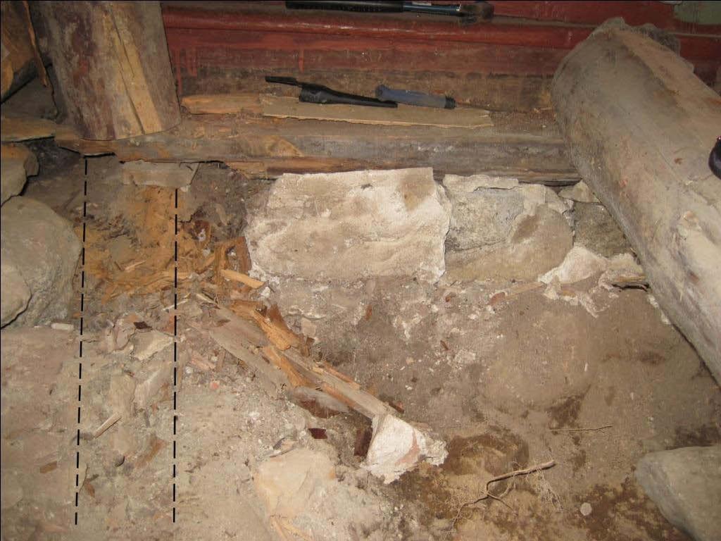 Uusi korvaava vasa tuli pahoista lahovaurioista kärsineen portaikon alapuolelle sijoittuvan vasan tilalle. Ylemmässä kuvassa portaikon edusta, joka on täytetty kivillä ja laastilla.