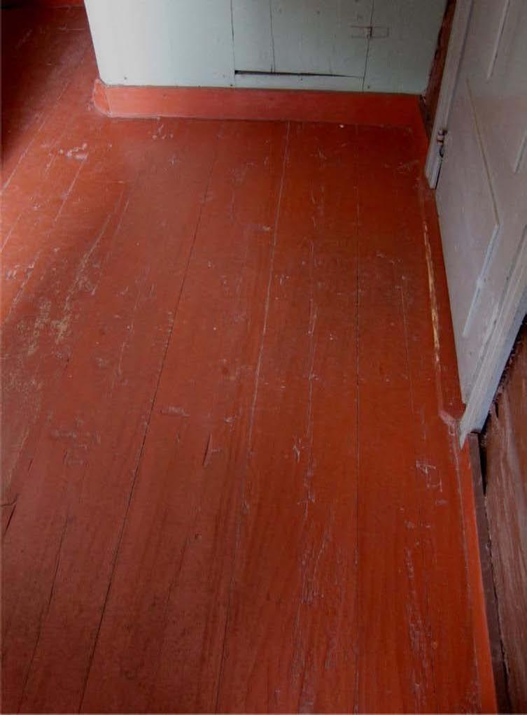 Tämän takia oli perusteltua Kuvassa on 60-luvulla maalattu muovisideaineinen maalipinta Hirsitöiden kunnostuksien aikana eteisen lattialankut pintakäsiteltiin.
