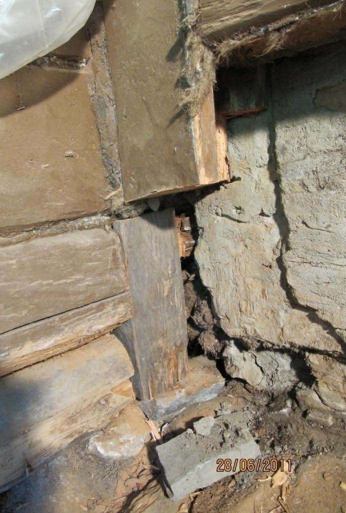 Lahonnut karan alaosa oli aiheuttanut seinässä jonkinasteista pullistumista, jonka johdosta oven peitelistat eivät