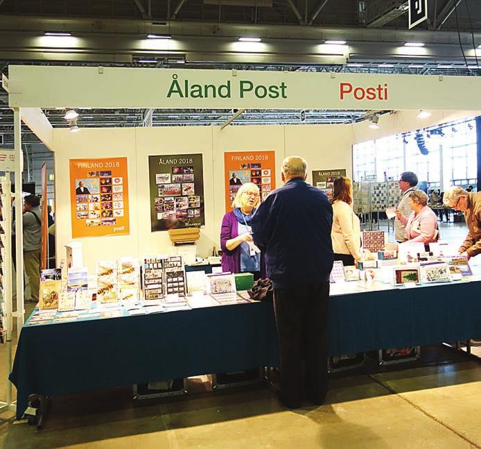 Postilaitoksia edustaa messuilla aina Ahvenanmaan Posti. Myös Suomen Posti oli liimannut kylttinsä heidän standiinsa.