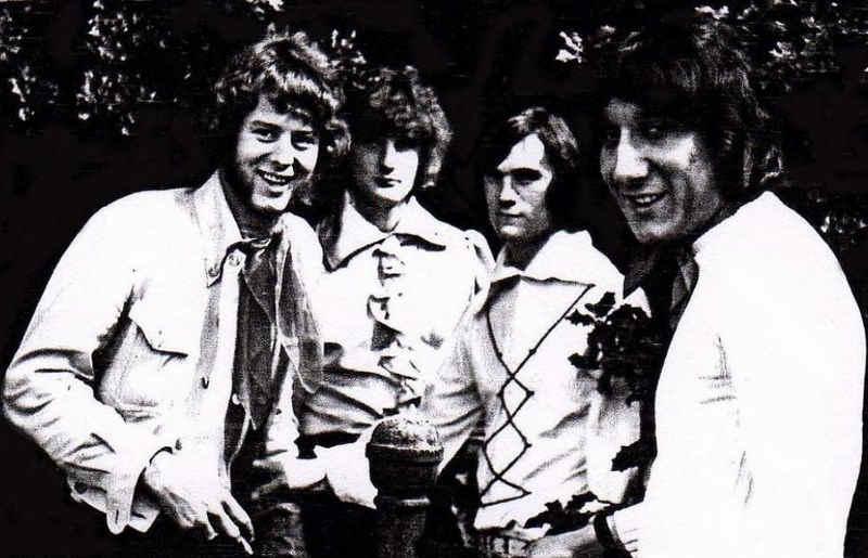 Spice kesällä 1969: Paul Newton, David Byron, Nigel Pegrum, Mick Box Alkuaikojen Heep oli itse asiassa Spicen ja toisen yhtyeen nimeltä The Gods eräänlainen yhteen sulautuma.