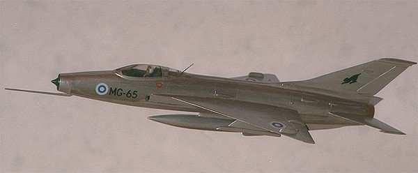 35 9. LIITTEET 9.1 Liite 1 Konetyyppi: MiG-21 F-13. Tyyppi: 1-paikkainen torjuntahävittäjä. Voimalaite: Yksi 5750 kp Tumanskij R11F-300 suihkumoottori.