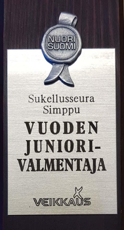 Pekka Lahtinen vuoden juniorivalmentajaksi Vuoden juniorivalmentaja kiertopalkinto on jaettu vuodesta 2013 lähtien. Kun Simpuista tuli sinettiseura, saimme vuoden juniorivalmentaja kiertopalkinnon.