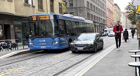 07. Bulevardin-Fredan sokkoristeys Bulevardia länteen ajava ratikka kääntyy risteyksestä vasemmalle ja jatkaa Fredikinkatua oikeaa reunaa Fredan yksisuuntaista ajoneuvoliikennettä vastaan!