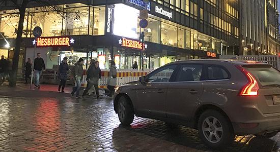 asti! Syy on yksinkertainen: raitiovaunun perässä ajavat eivät näe tilanteeseen nähden väärin sijoitettua, vasemmalle kääntymistä kieltävää liikennemerkkiä.