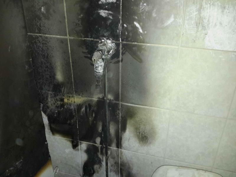 Pesuhuoneen seinälaatat ovat pahoin vaurioituneet palon syttymis kohdan läheisyydestä, joten pesuhuoneesta
