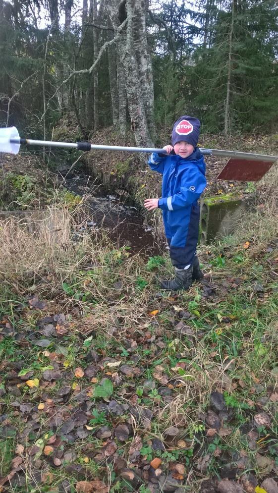 7 Kuva 4. Kirkonoja ja näytteenoton apuhenkilö. 3.2.2. Mustaoja Valajärven haara (MUSTAO2) Valajärven haara laskee Mustaojaan pohjoisesta peltomaiseman halki. Alkunsa oja saa Valajärvestä.