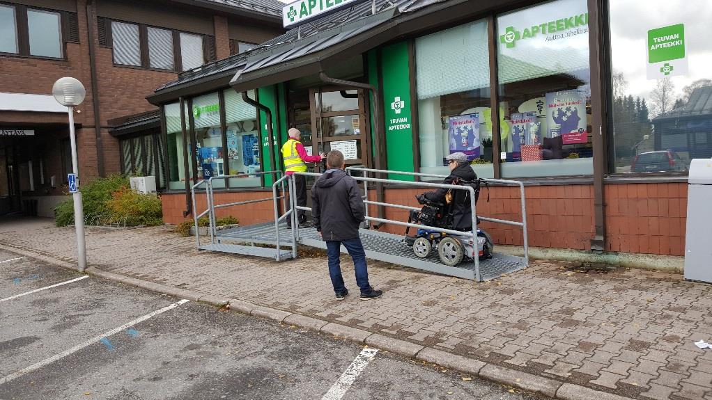 Apteekki Sisäänkäynnin edessä oleva luiskan koetaan liian ahtaana pyörätuolille, sisäänkäynnin ovet raskaita avata eikä ovissa