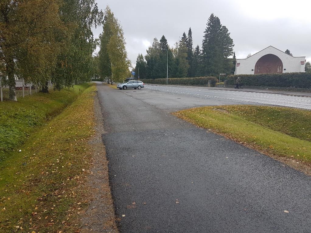 Koulu Koululle johtava jalankulku- ja pyöräilyväylä Porvarintiellä paikoin huonokuntoinen ja osin jäsentymätön autojen pysäköintialueiden