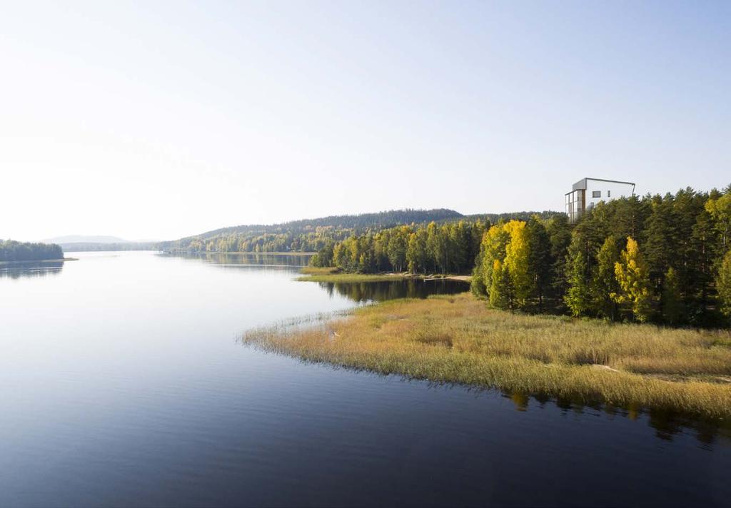 Huoneistojen kookkaat ikkunat ja parvekkeiden läpinäkyvät lasitukset avaavat maiseman täyteen loistoonsa.