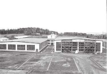 Rakennus koki suuren muutoksen, kun Kalmar teki energiasäästösaneerauksen vuonna 1996 ja korvasi suuret huonokuntoiset ikkunat vuoraamalla rakennus Kalmarin värin mukaan vihreillä paroc-elementeillä,