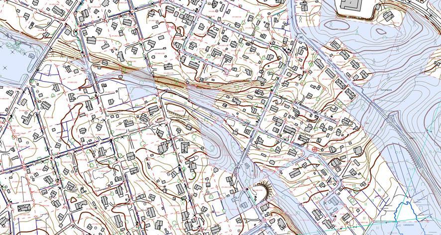 Ortoilmakuva alueesta. Kiinteistö sijaitsee Ruutanan omakotialueella Pitkätien varrella. Maasto on korkeuseroiltaan vaihtelevaa. Tontin vieritse kulkee metsäinen notkelma, jonne on muodostunut polku.