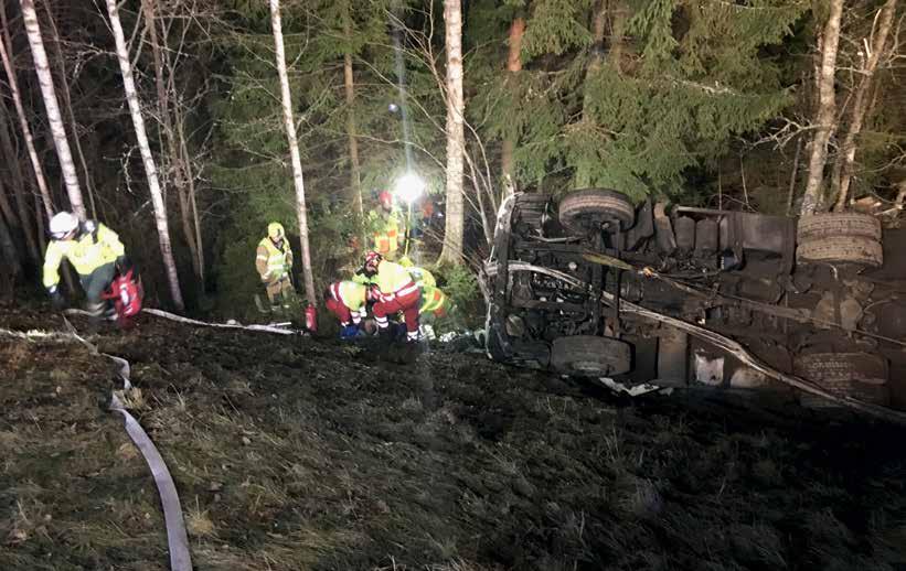 Potilas on sinkoutunut ulos autosta raskaan ajoneuvon suistuttua tieltä. Turvallinen siirtyminen ensihoitoyksikköön vaikeasti loukkaantuneen potilaan kanssa on haastavaa.