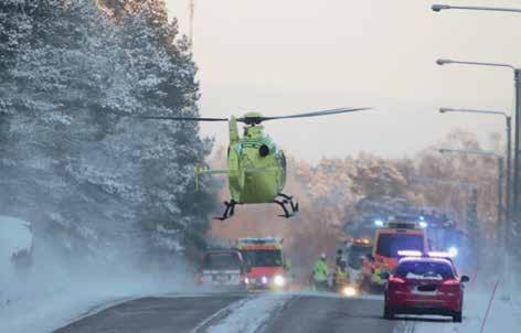 Lääkärihelikopteri laskeutuu liikenneonnettomuuspaikalle. Yhden potilaan irrotus on kesken. Tie on suljettu, ja kohteessa on lukuisia pelastus- ja ensihoitoyksiköitä.