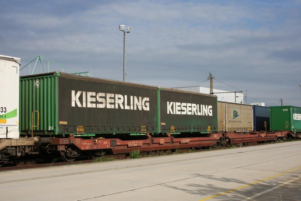31 80 4992 179-0 TEN D-DB Sdggmrss 738 Kuva: Philipp Zipf, 16.7.2017 Bremeniläisen Kieserlingin huolinta- ja logistiikkayhtiön curtainside-vaihtokoreissa on kodifiointikilpi, joka ei ole enää voimassa 1.