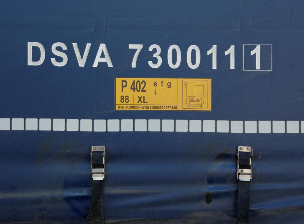 Kuvassa ylinnä on tanskalaisen DSV Road Holding A/S:n ILU-koodi DSVA 730011 [1] ja sen alla uuden kodifiointimenettelyn mukainen kodifiointikilpi.