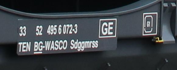 33 52 4956 072-3 TEN BG-WASCO Sdggmrss Kuva: Philipp Zipf, 11.4.2018 Tämän T3000e-tyyppisen vaunun GE-merkintä on ilmeisesti oikeassa paikassa, lisäksi vähän kauempana oikealla on G1-ulottuman merkintä.