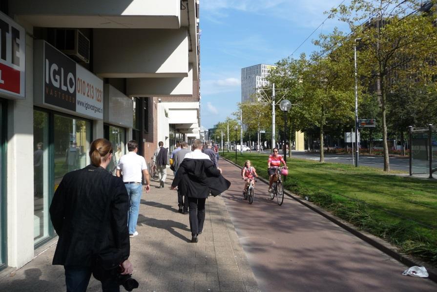 4.8.2015 46 (60) Kuva 38. Vilkkailla keskustakaduilla pyöräily ja jalankulku tulee erottaa toisistaan, esimerkkikuva Hollannista. Kuva 39.