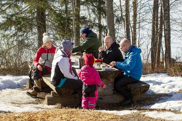 YHTEISET ARVOT JA VISIO ARVO lupaus Lapsia, nuoria, lapsuutta ja nuoruutta arvostetaan. Lapsilla ja nuorilla on ystäviä ja turvallisia aikuisia.