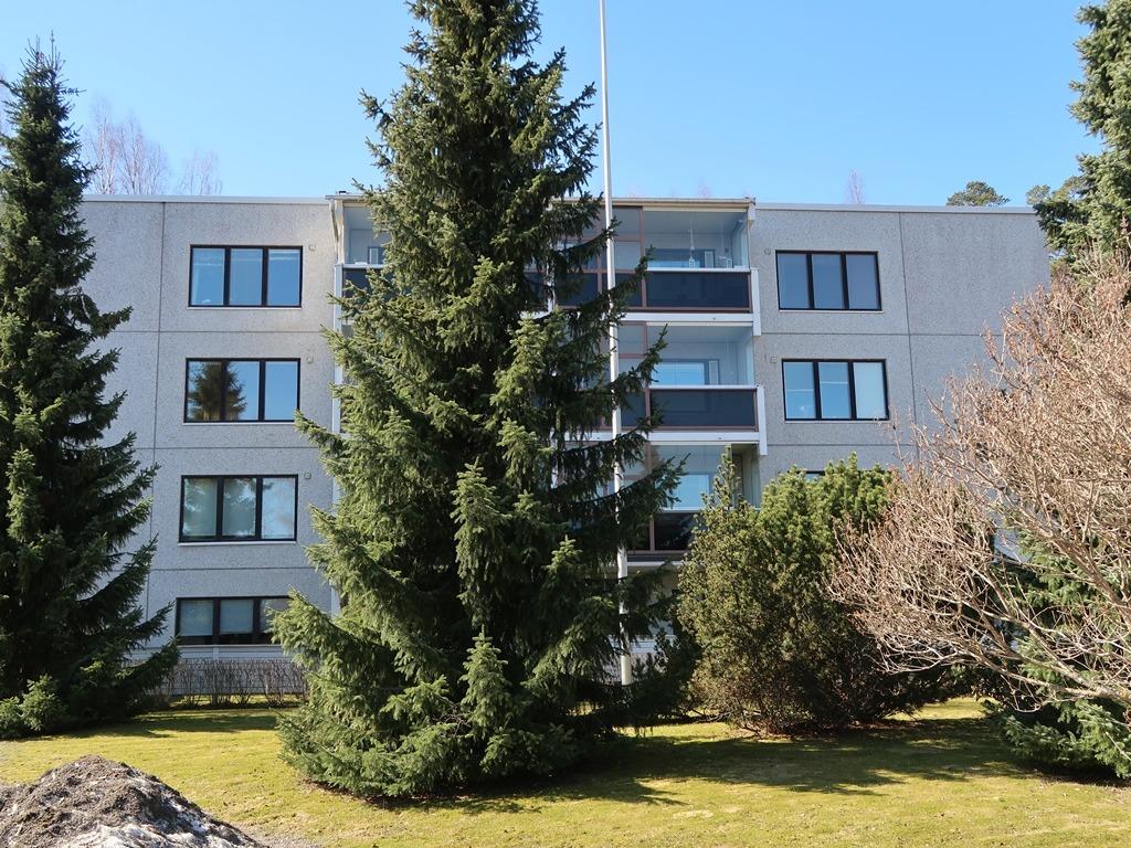 Kerrostalo Janakkala, Tervakoski, Keskustan läh. 3h,k,s, 82,5 m² Kohdenumero 619782 Kov. 1990 Energialuokka F 2013 Mh. 60 490,28 Vh. 79 000,00 Kivimiehentie 11. Hissitalon 2. kerroksen kolmio.