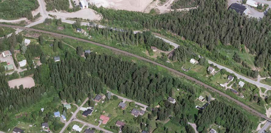 2.3. Rakennettu ympäristö Kaavamuutosalueella on kolmetoista asuinrakennusta. Suurin osa rakennuksista sijaitsee radan välittömässä läheisyydessä Joutsenonkadun ja Saarankadun varrella.
