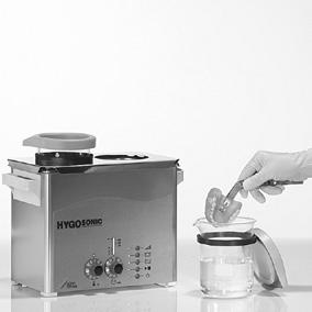 Aseta desinfioitavat ja puhdistettavat esineet instrumenttipihdeillä puhdistuskoriin. Täytettävän puhdistuskorin paino. ei saa olla yli 1 kg, ylitäytön vaara! Aseta puhdistuskori Hygosoniciin.