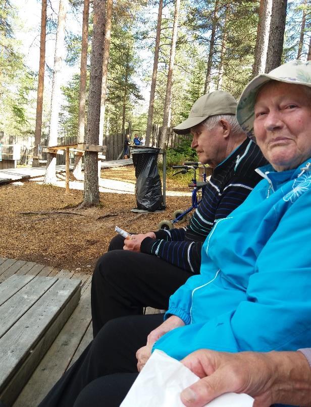 Niskavuoren leipä maistui Täysi linja-autollinen omaishoitajia ja - hoidettavia taputti kämmenensä turriksi kiittäen Willi Lakeuden näyttelijöitä, jotka tarjosivat kolmituntisen elämyksen keskellä