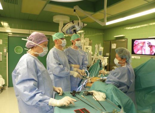 Leikkaustekniikat Jo ennen nopeutetun hoidon mallia on laparoskooppisen tekniikan osoitettu nopeuttavan toipumista ja lyhentävän hoitoaikoja COST,COLOR, CLASIC, LAPCON II Pienempi kudostrauma,
