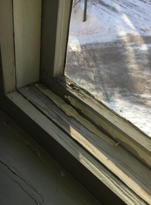 ikkunoita. Ikkunankarmeissa havaittiin paikoin vaurioita. Ikkunat olisi syytä huoltaa pikaisesti.