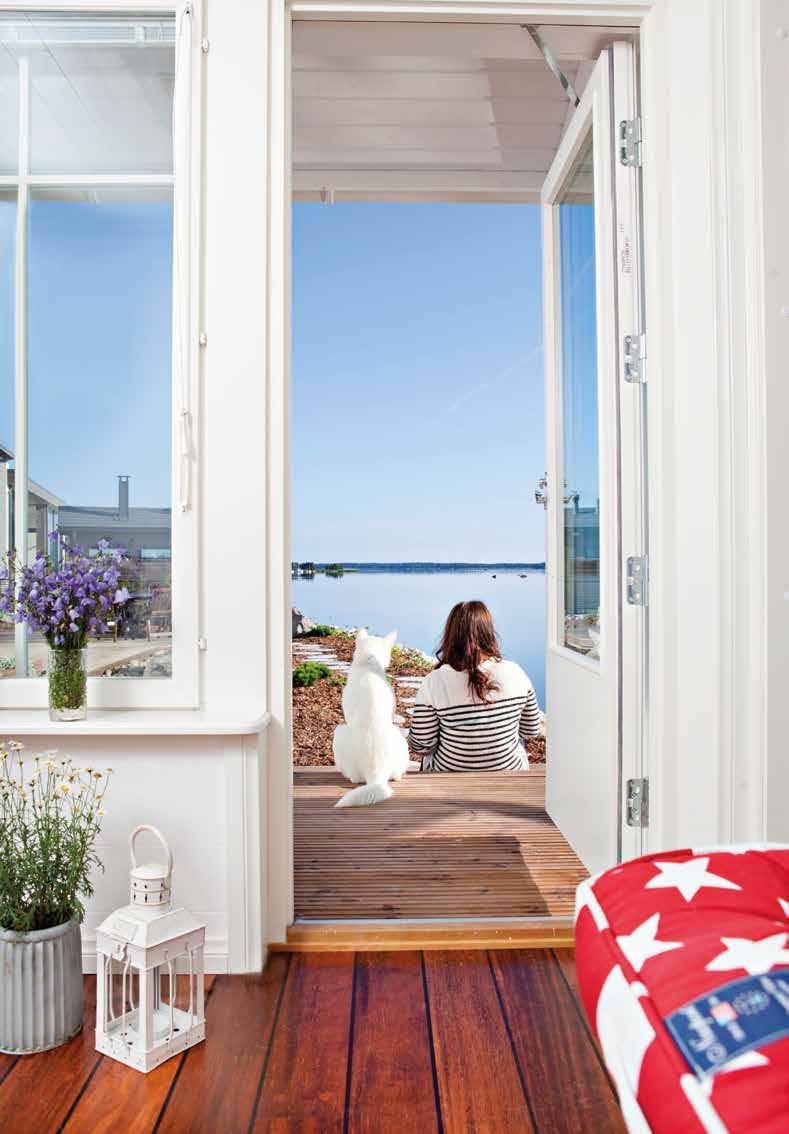 Färdigt inrett med Amarillo inredningar, Electrolux köksmaskiner. Golv laminat, klinkers kakel i våtutrymme. Väggar tapetserade eller målade. Tak MDF-panel vit. Innerdörrar vita.