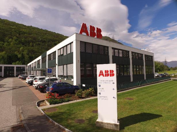 4. ABB UPS-järjest elmät ja -lait t eet UPS Power Protection Pääkont t ori ja t ehdas Quart inossa, Sveit sissä n.