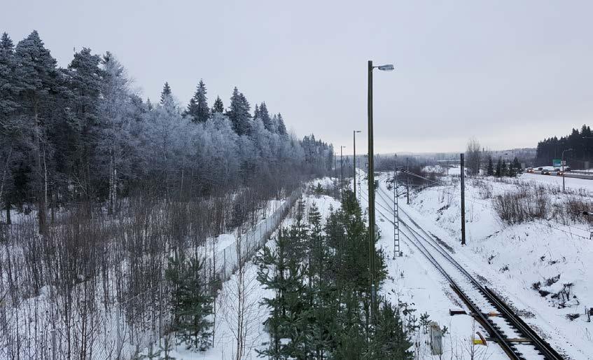 Kuva 1. Suunnittelualuetta viistoilmakuvasta (Blom Kartta Oy 2016). Kuva 2. Rautatie idän suuntaan kuvattuna (Ruokonen 12/2016).