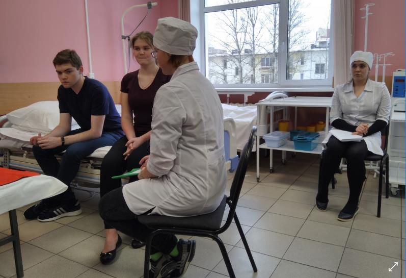 3 Hoitaja opettaa sisarelle, kuinka veljen ykköstyypin diabetesta hoidetaan. Keskusteltiin Venäjä-verkoston opiskelijayhteistyöstä ja allekirjoitettavasta yhteistyösopimuksesta.