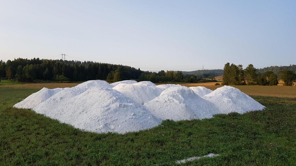 Kipsi sitoo liukoisen fosforin paremmin maahiukkasiin, mutta ei haittaa kasvien fosforinottoa.