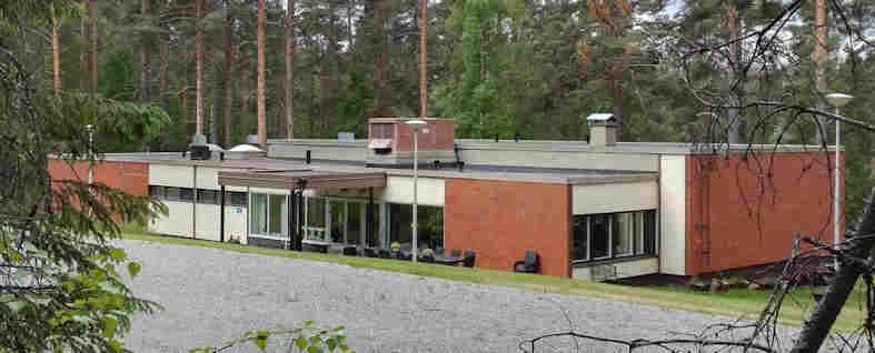 Kaavaselostus 13 (43) Kuva 8 Metsäpirtti, entinen leirikeskusrakennus Kuva 9 alueella sijaitseva hirsirakennus 2.1.5.