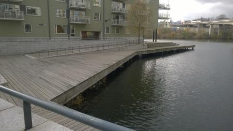 Sataman pohjoinen pohjukka, Harjatehtaan ranta tulee porrastaa kaavamääräysten mukaisesti. Tavoitteena on venetsialaiset portaat houkuttelevan ja omaleimaisen rantamaiseman toteuttaminen.