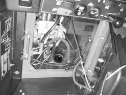 Hydraulijärjestelmän huolto Hydraulinesteen vaihto Huoltoväli: 200 ensimmäisen käyttötunnin jälkeen 800 käyttötunnin välein Vaihda hydraulineste 800 käyttötunnin välein normaaliolosuhteissa.