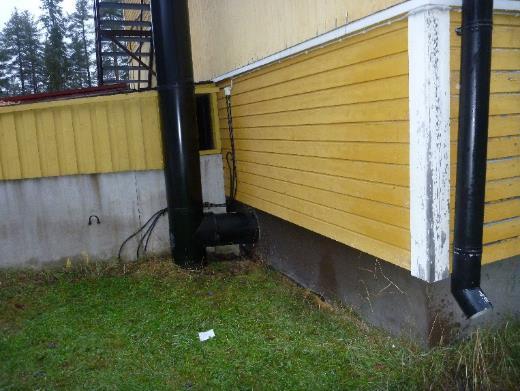 Kuva rakennuksen etusivulta. Piha-alue on asfalttipintainen ja kallistus on loiva rakennuksesta poispäin. Kuva 5. Kuva rakennuksen takasivulta.