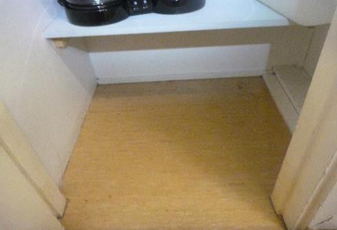 1. ja 2. kerroksen välillä välipohja on puurakenteinen ja eristetty kutterinpurulla.