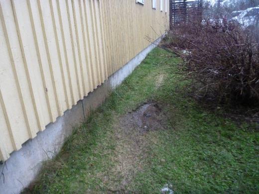 Kattosadevedet on ohjattu rännikouruilla sekä syöksyputkilla rakennuksen vierelle.