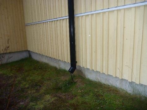 Kuva 91. Rakenneavauksen RA15 kohta liikuntasalin kohdalla. Kuva 92. RA15. Mineraalivillassa ei havaittu vaurioita. Kuva 93. RA15. Alaohjapuuna on painekyllästetty lankku.