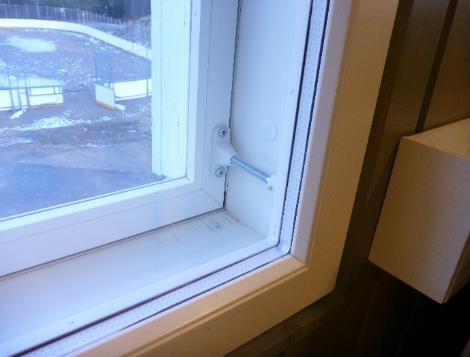 Ulkoseinän puurungon alaosat ovat noin 300 mm maanpinnan yläpuolella, mikä on nykyisten ohjeiden mukainen. Ulkoverhouksena on lomalaudoitus.